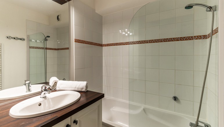 Vente privée Résidence Le Domaine de Bourgeac 4* – Salle de bain avec douche ou baignoire