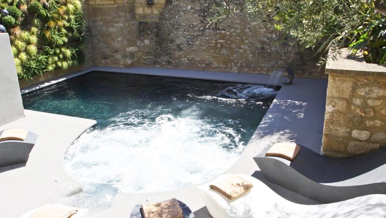 Vente privée Hostellerie Le Castellas 3* – ... ainsi que du bain à remous, pour un agréable moment relaxant