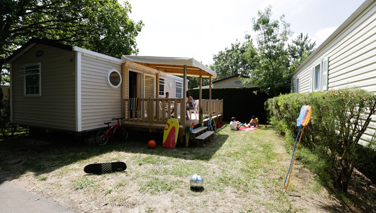 Vente privée Camping 4* Oléron Loisirs – Mobil-home équipé avec terrasse et mobilier de jardin