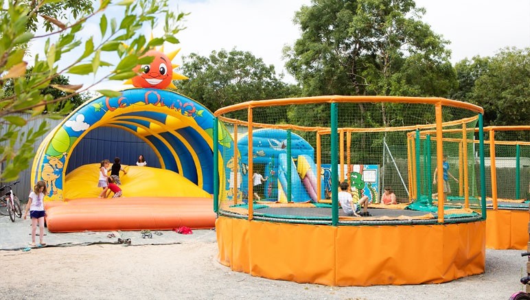 Vente privée Camping 4* Oléron Loisirs – Structures gonflables et trampolines en libre accès