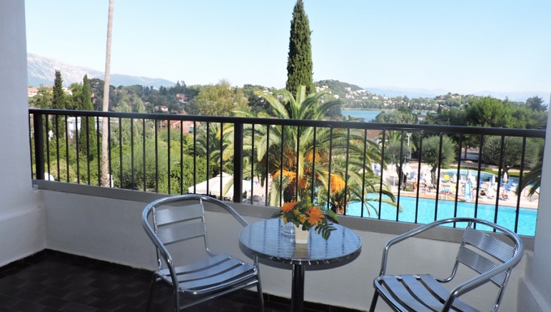 Vente privée Club Héliades Ionian Park 4* – ... avec un agréable balcon offrant une vue sur le jardin et la piscine