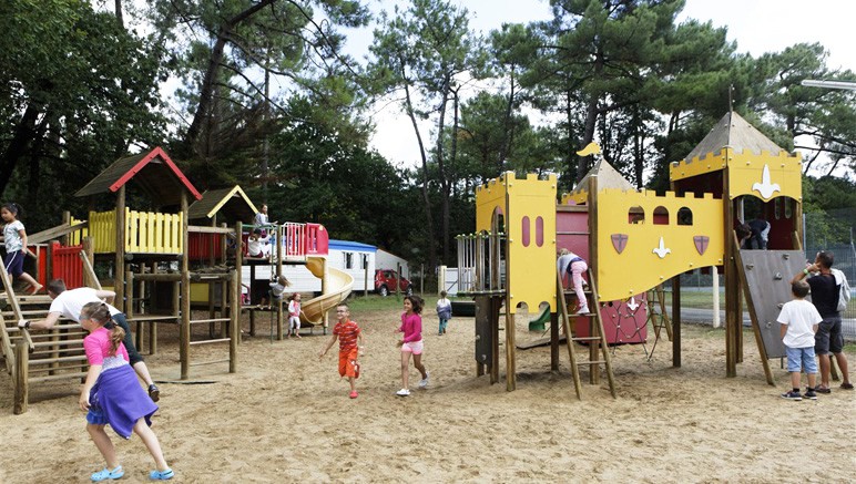 Vente privée Camping 5* Les Biches – Aire de jeux gratuite pour les enfants
