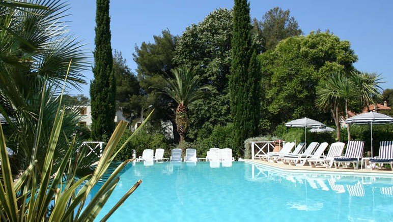 Vente privée Grand Hôtel 3* les Lecques – En saison estivale vous pourrez vous détendre au bord de la piscine