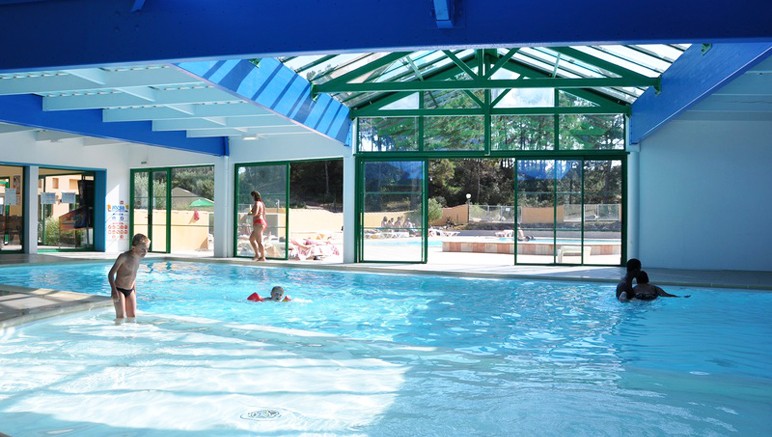 Vente privée Camping 4* Le Domaine des Pins – La piscine couverte chauffée du camping