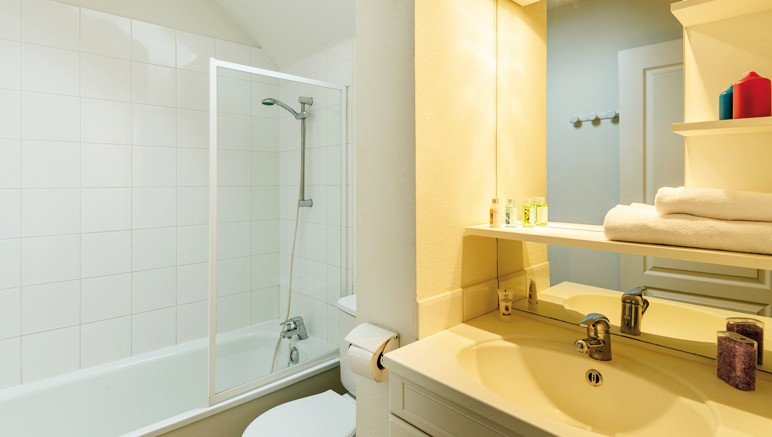 Vente privée Résidence Le Hameau de Peemor Pen 4* – Salle de bain avec douche ou baignoire