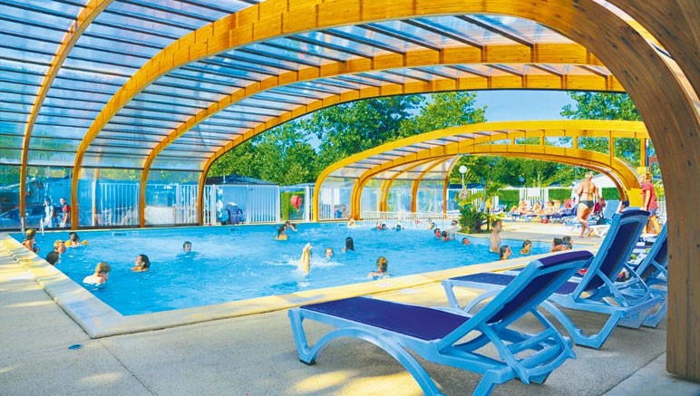 Vente privée Camping 4* Le Domaine de la Marina – Libre accès à la piscine couverte chauffée avec transats...