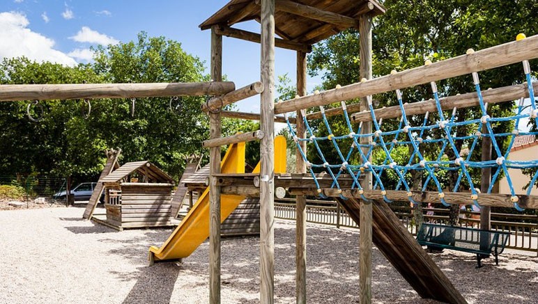 Vente privée Camping 4* Le Domaine du Cros d'Auzon – Accès libre aux aires de jeux pour les enfants