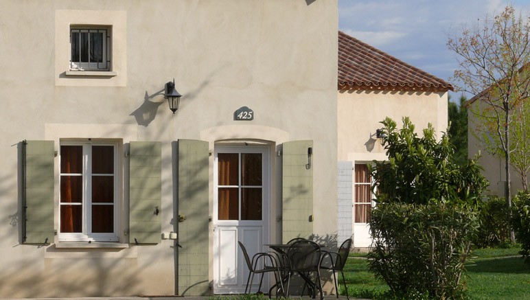 Vente privée Résidence Les Jasses de Camargue – Terrasse avec mobilier de jardin dans tous les logements