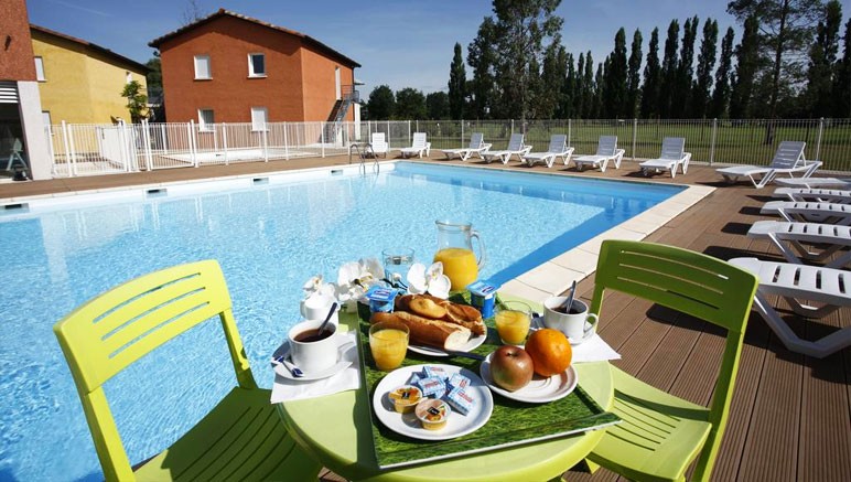 Vente privée Résidence le Domaine du Green 3* – La piscine extérieure en libre accès...