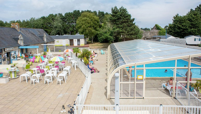 Vente privée Camping 3* Belle Plage – Terrasse du restaurant au bord de la piscine