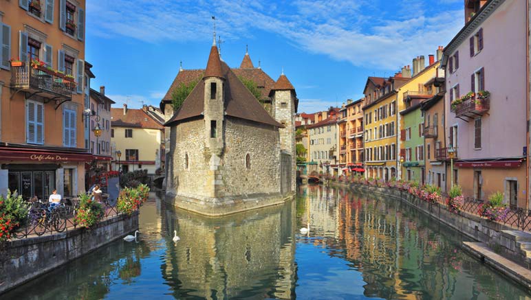 Vente privée Village Vacances le Pré du Lac – Promenez-vous dans le centre historique d'Annecy, à 10 km