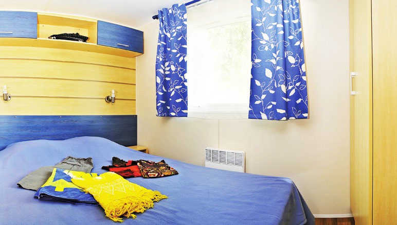 Vente privée Camping 3* Le Suroit – Chambre avec lit double