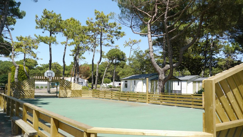Vente privée Camping 3* Le Suroit – Terrains multisports
