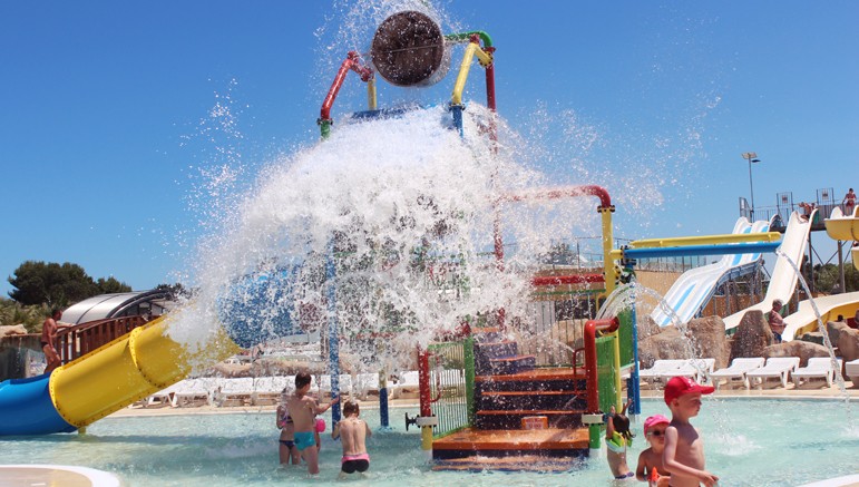 Vente privée Camping 4* Le Soleil de la Méditerranée – Pataugeoire avec jeux d'eau pour les enfants