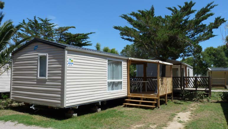 Vente privée Camping 3* L'Oasis – Terrasse couverte avec mobilier de jardin