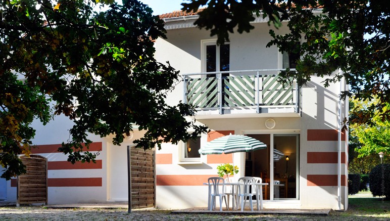 Vente privée Résidence le Domaine des Sables 3* – Balcon ou terrasse avec mobilier de jardin