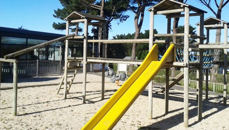 Vente privée Camping 4* Port de la Chaîne – Aire de jeux pour enfants et autres équipements en libre accès