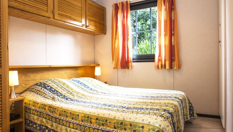 Vente privée Camping 3* Le Domaine des Mûriers – Chambre avec lit double des mobil-homes STANDARD