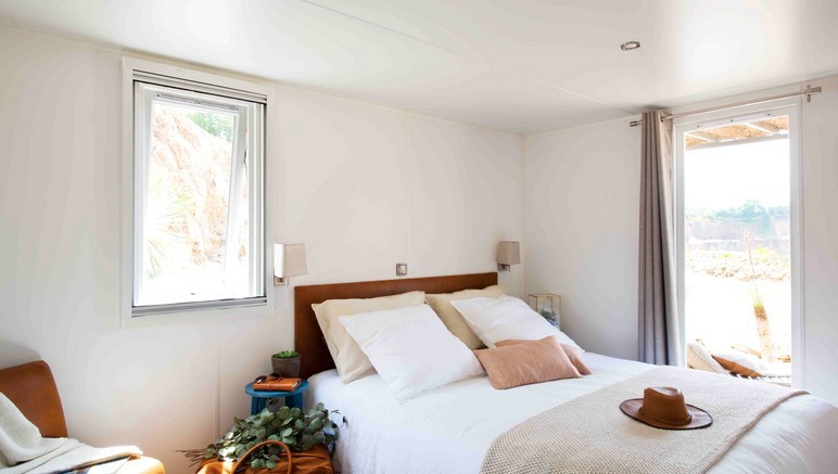 Vente privée Camping 3* Le Domaine des Mûriers – Chambre avec lit double des mobil-homes VIP