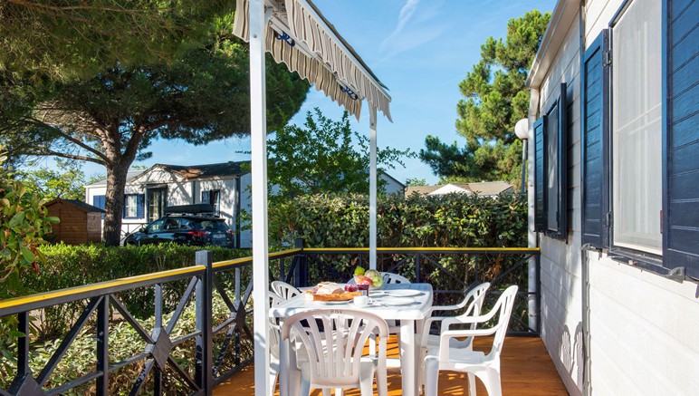 Vente privée Camping 3* Le Domaine des Mûriers – Terrasse avec mobilier de jardin dans tous les logements