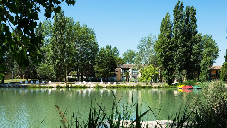 Vente privée Résidence Les Mazets de Camargue 3* – Résidence idéalement située en bordure de lac