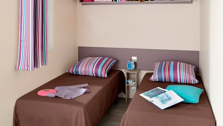 Vente privée Camping 4* La Nouvelle Croze – Chambre avec deux lits simples du mobil-home 3 chambres