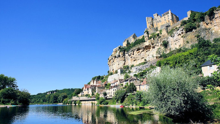 Vente privée Camping 4* La Nouvelle Croze – La ville de Beynac, au bord de la Dordogne, à 37 km