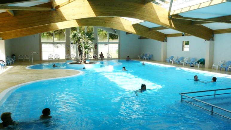 Vente privée Camping 4* Les Sables de Cordouan – L'accès libre à la piscine couverte avec pataugeoire...