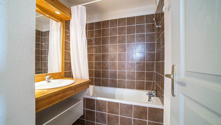 Vente privée Les Chalets du Hameau des Aiguilles 3* – Salle de bain avec douche ou baignoire