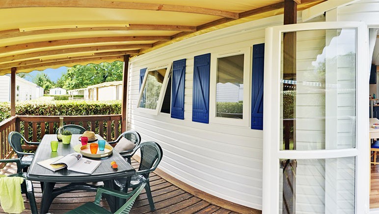 Vente privée Camping 3* Le Suroit – Terrasse couverte avec salon de jardin