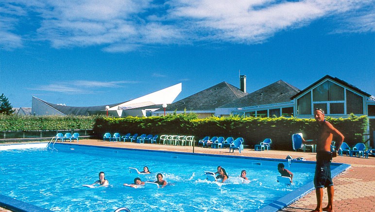 Vente privée Village de vacances Le Sénequet – Libre accès à la piscine chauffée, de mi-juin à mi-septembre