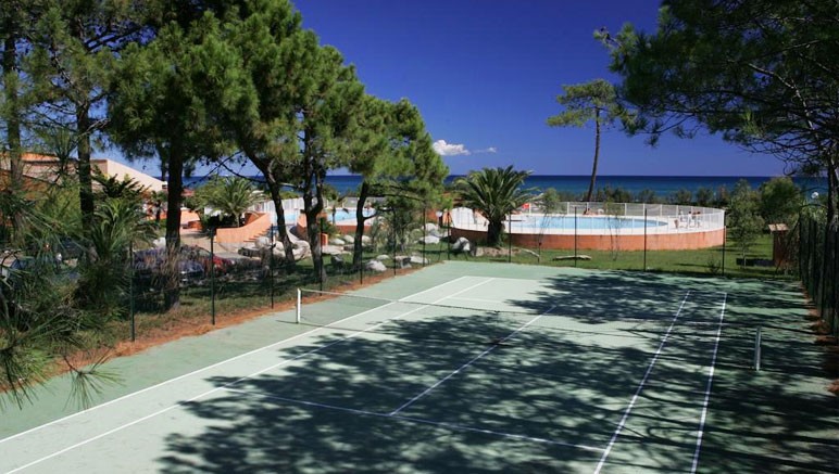 Vente privée Résidence Cala Bianca 3* – Court de tennis en accès libre
