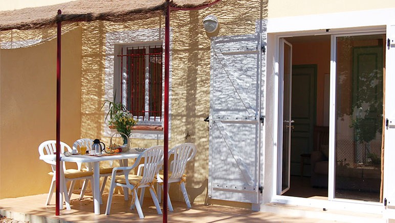 Vente privée Résidence 3* Les Bastides de Fayence – Terrasse avec mobilier de jardin