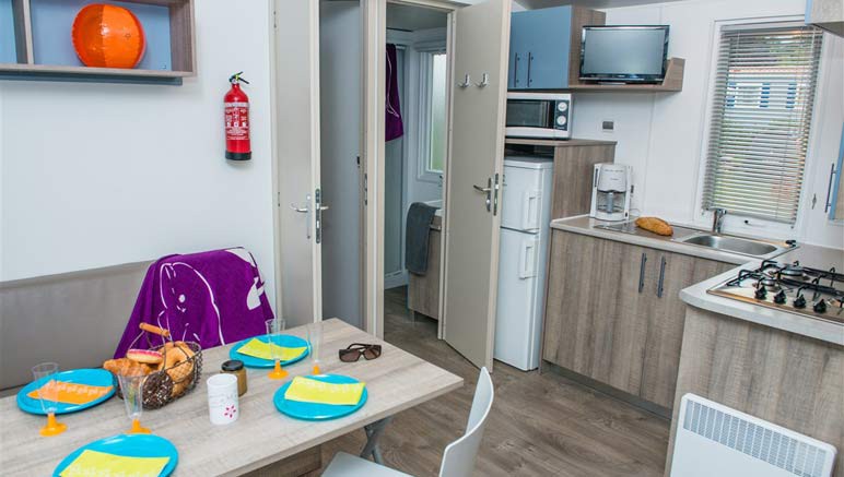 Vente privée Camping 5* Les Brunelles – Pièce à vivre avec cuisine ouverte