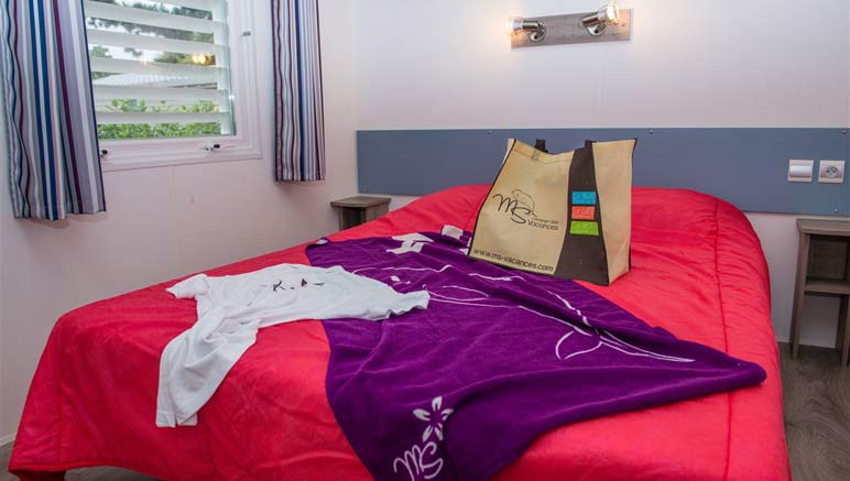 Vente privée Camping 5* Les Brunelles – Chambre avec lit double