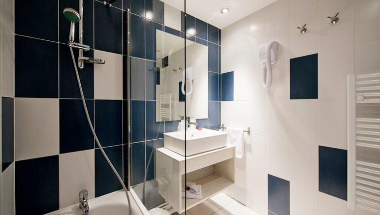 Vente privée Les Hameaux de Camargue 4* – Salle de bain avec douche