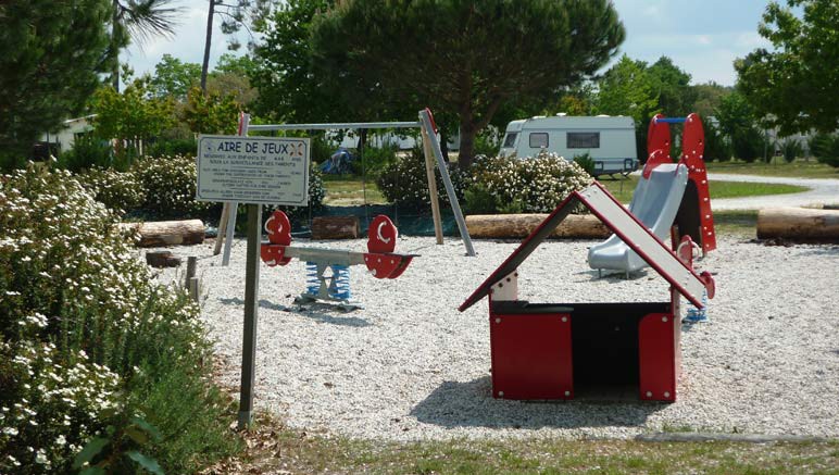 Vente privée Camping 3* Le Braou – Accès libre à l'aire de jeux pour enfants