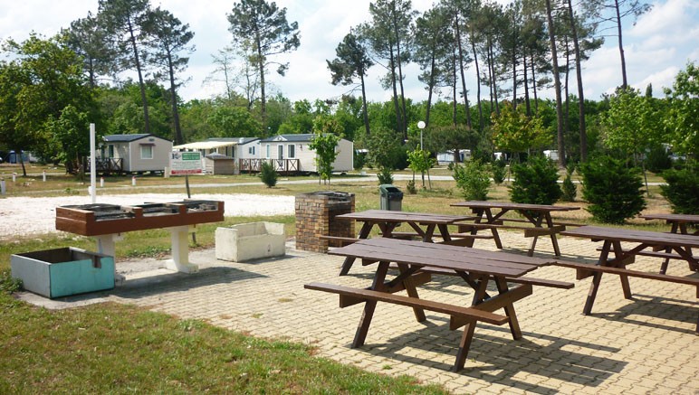Vente privée Camping 3* Le Braou – Espace barbecue commun