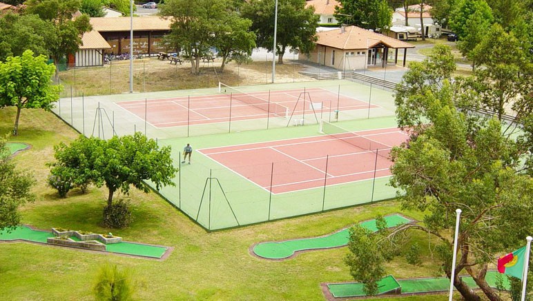 Vente privée Camping 4* l'Airial – Les terrains de tennis en supplément