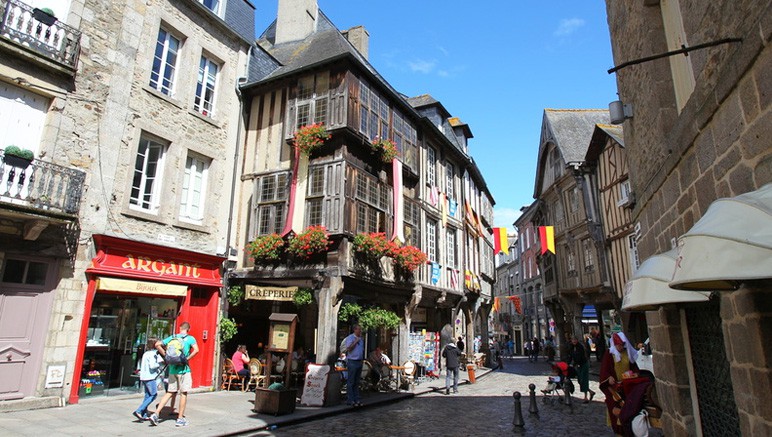 Vente privée Résidence Duguesclin 3* – Arpentez les charmantes rues du centre ville historique...
