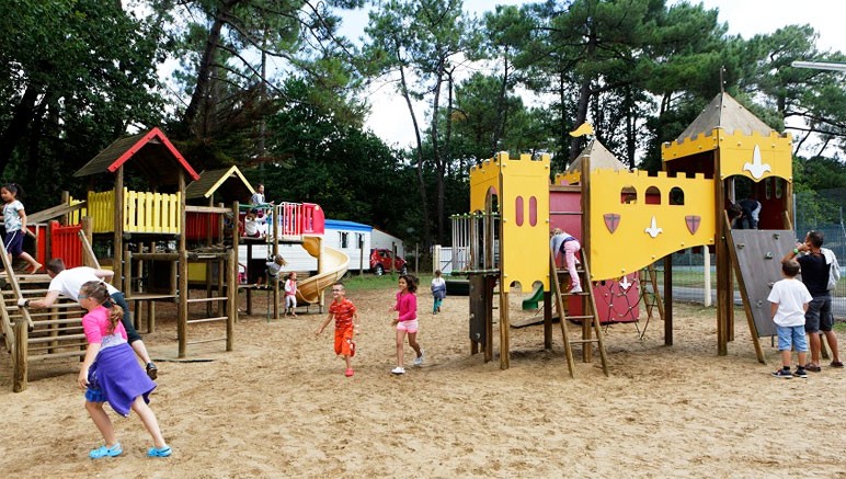 Vente privée Camping 5* Les Biches – Aire de jeux gratuite pour les enfants