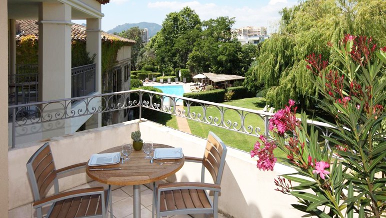 Vente privée Résidence hôtelière Le Rivage 4* – Terrasse avec mobilier de jardin dans les tous les logements