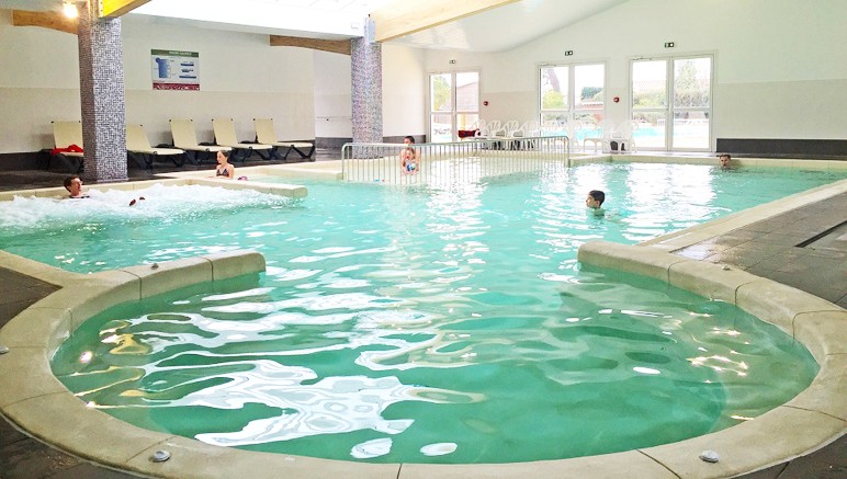 Vente privée Camping 3* Le Suroit – Accès à la piscine couverte, ouverte toute la saison