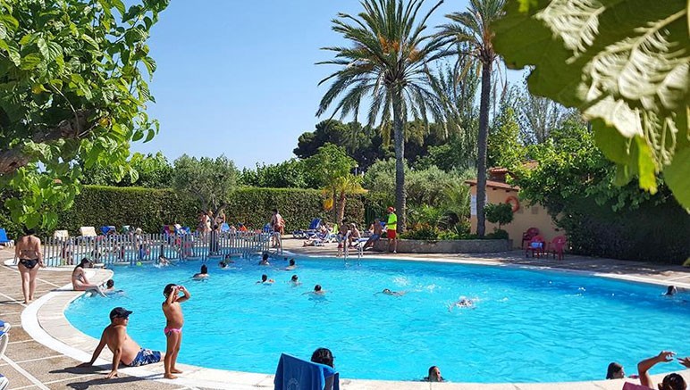Vente privée Camping La Llosa 3* – Libre accès à la piscine extérieure avec pataugeoire...