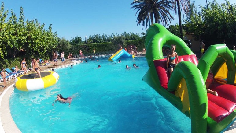 Vente privée Camping La Llosa 3* – ... où se dérouleront des jeux aquatiques gonflables