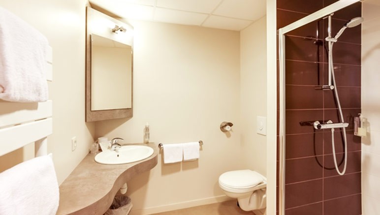 Vente privée Hôtel 3* Le Galion – Salle de bain avec douche