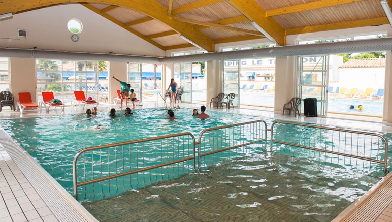 Vente privée Camping 5* Le Trianon – La piscine couverte chauffée avec pataugeoire (avril-sept.)