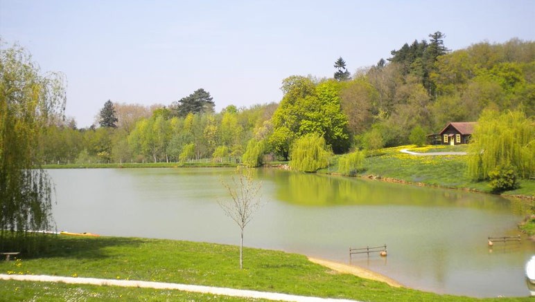 Vente privée Résidence Le Grand Bois – L'étang de la résidence, sur lequel vous pourrez louer pédalos et canoës