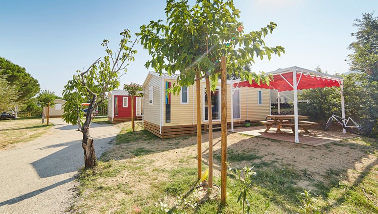 Vente privée Camping Les Albères 4* – Votre mobil-home avec salon de jardin