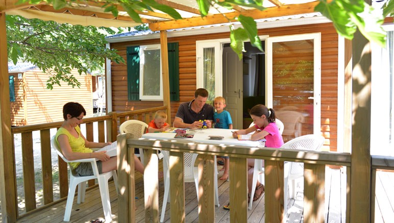 Vente privée Camping Les Albères 4* – Profitez de la terrasse en famille